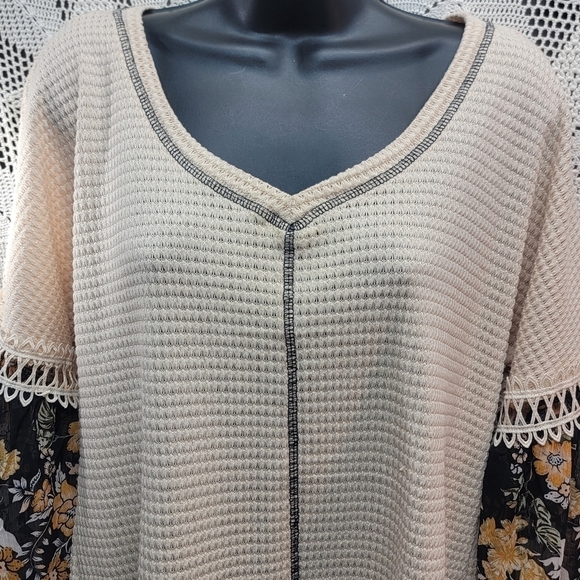 True self size large top with sheer floral sleeves and crochet trim - Picture 7 of 16